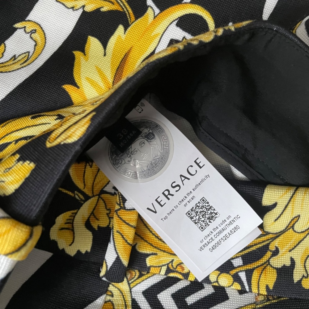 Versace - Picture 2 of 5